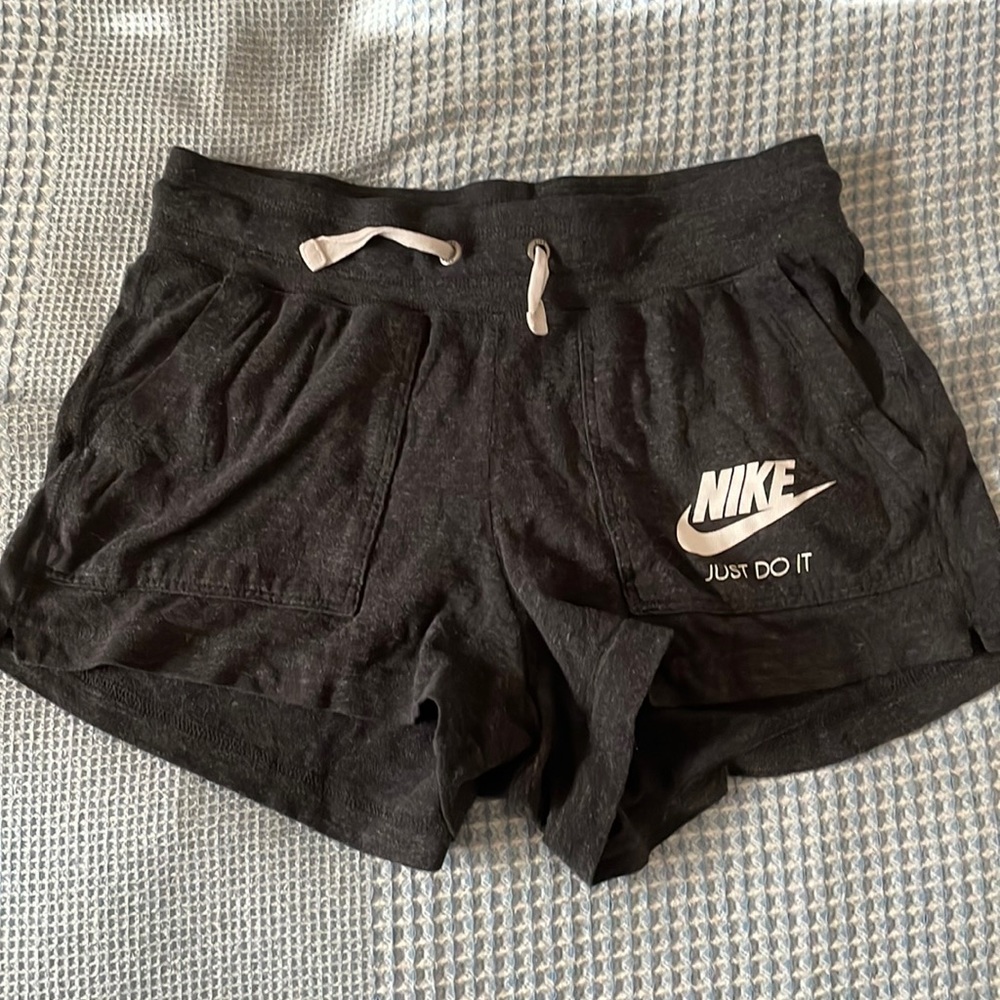 NIKE LOUNGE SHORTS